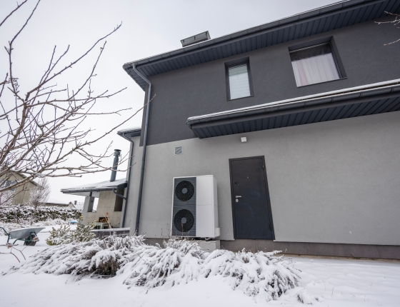 heat pump outside of home in winter climate