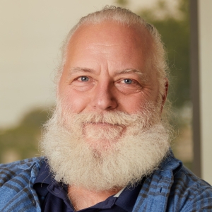 Headshot of Peter Thomas